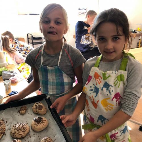 Anna und Julia...die Bäckerinnen